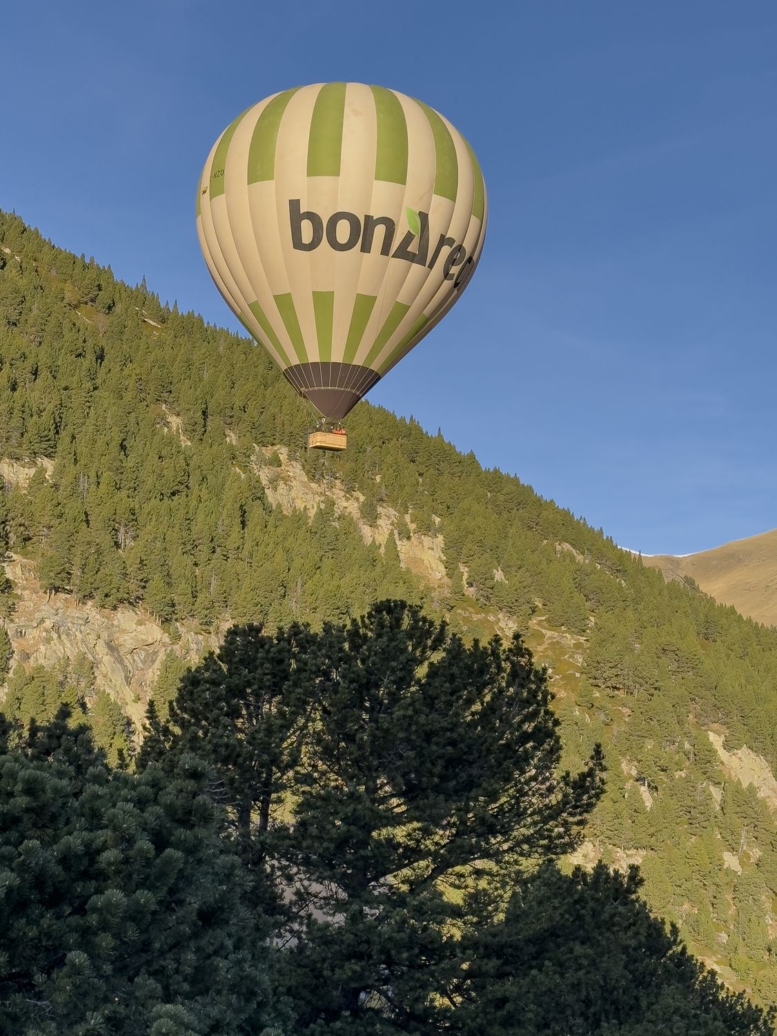 Cinc globus aerostàtics s'enlairen per primer cop de la Vall de Núria