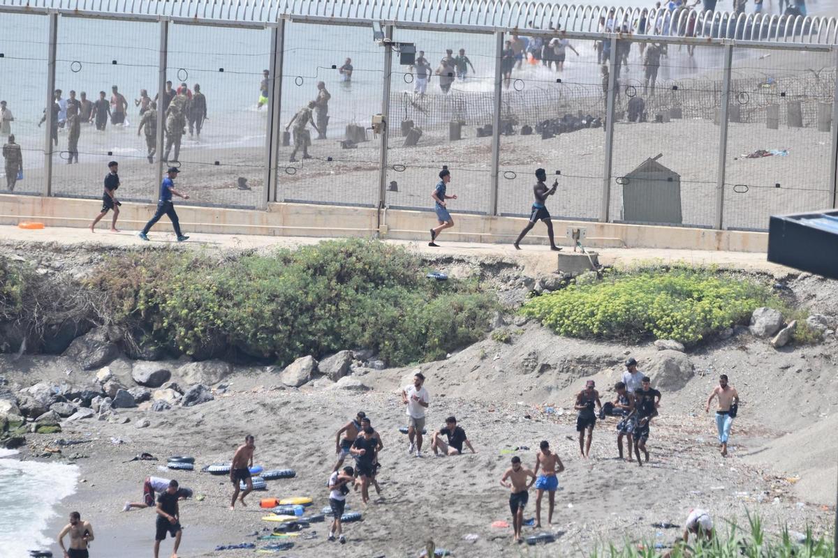 Diversos migrants intenten creuar la frontera nedant a Ceuta. / Europa Press