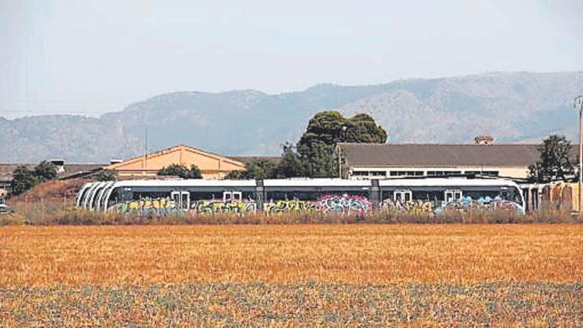Los ‘tren-tram’ almacenados en el antiguo cuartel de Son Tous.