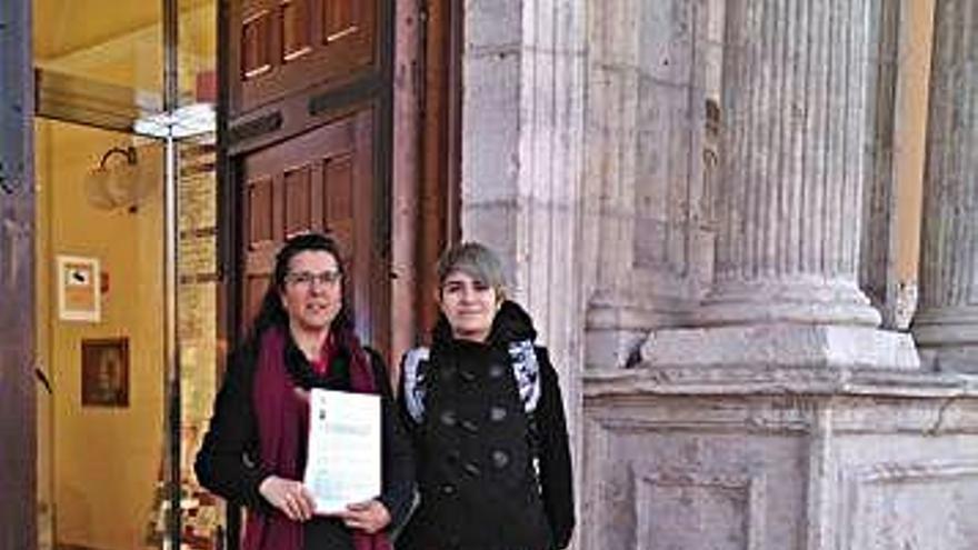 Marina Álvarez (izq.) y Celia Manso, a las puertas de la consejería.