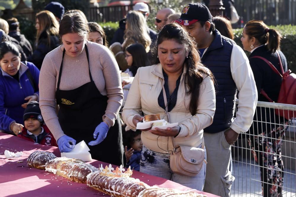 Los Reyes Magos llegan a Murcia repartiendo Roscón