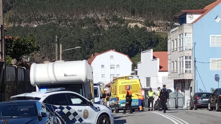 Un motorista herido tras impactar contra un coche y ser atropellado por una furgoneta en Domaio