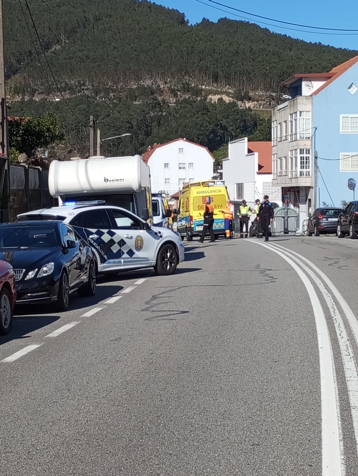 Ambulancia y Policía Local en el lugar del accidente del motorista, en la PO-551, en Domaio.