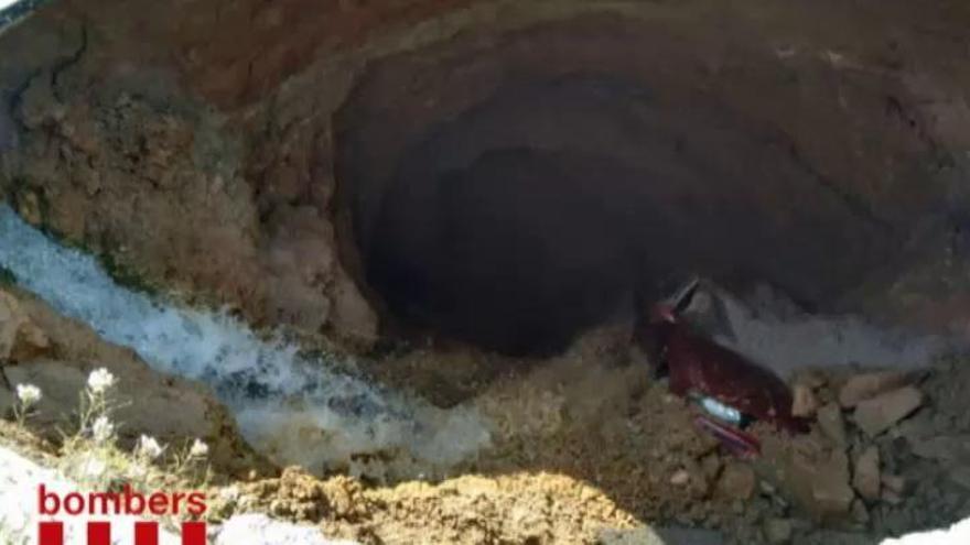 Un coche queda atrapado en un enorme socavón de Viladecavalls