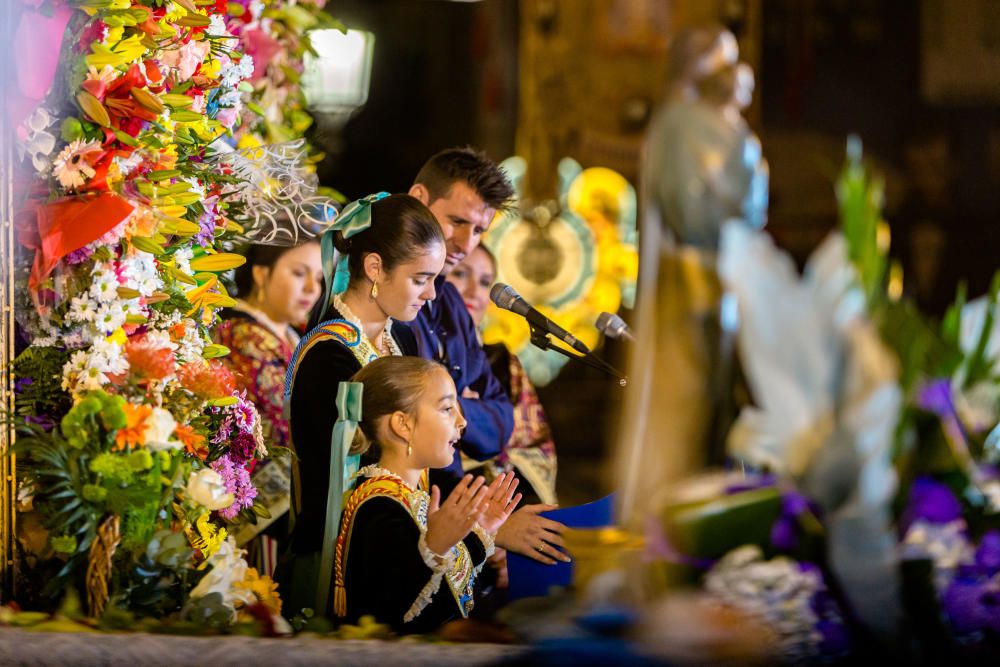 Los festeros de Benidorm homenajean a su patrona en la Ofrenda de Flores