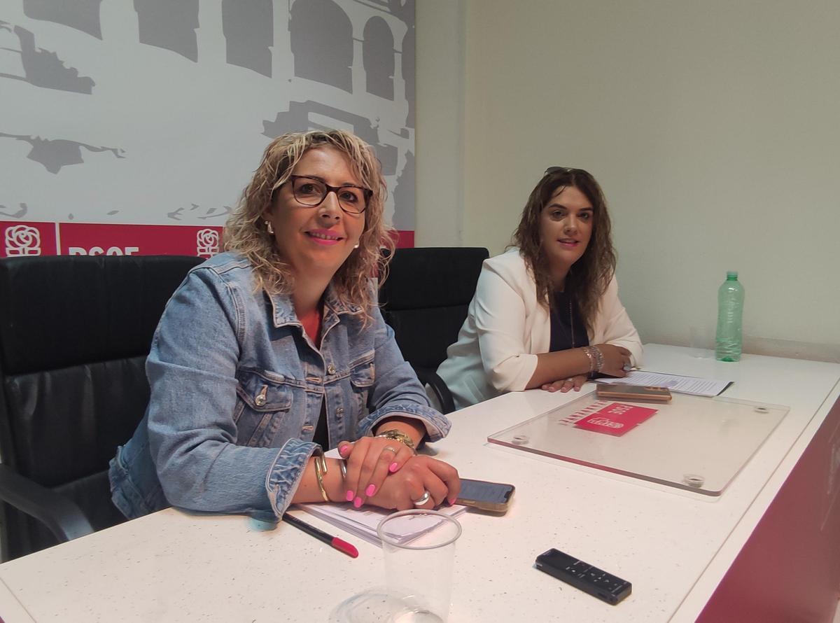A la izquierda, la secretaria local de los socialistas Patricia Martín, junto a la edil Sandra Veleda.