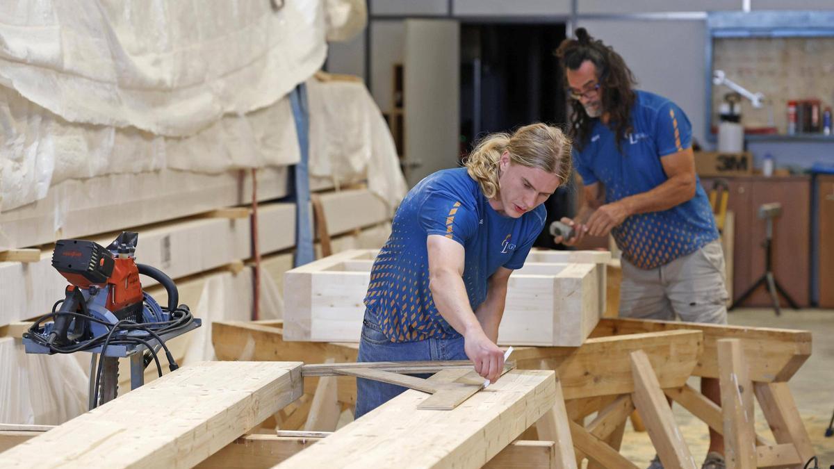 Els treballadors de Lignia Estructura preparant els material per una obra.