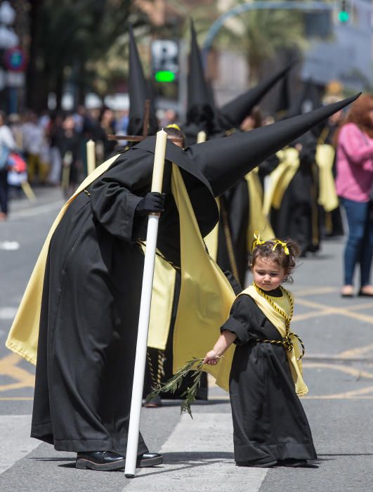 Las calles de Alicante se llenan de fieles en las procesiones del Domingo de Ramos