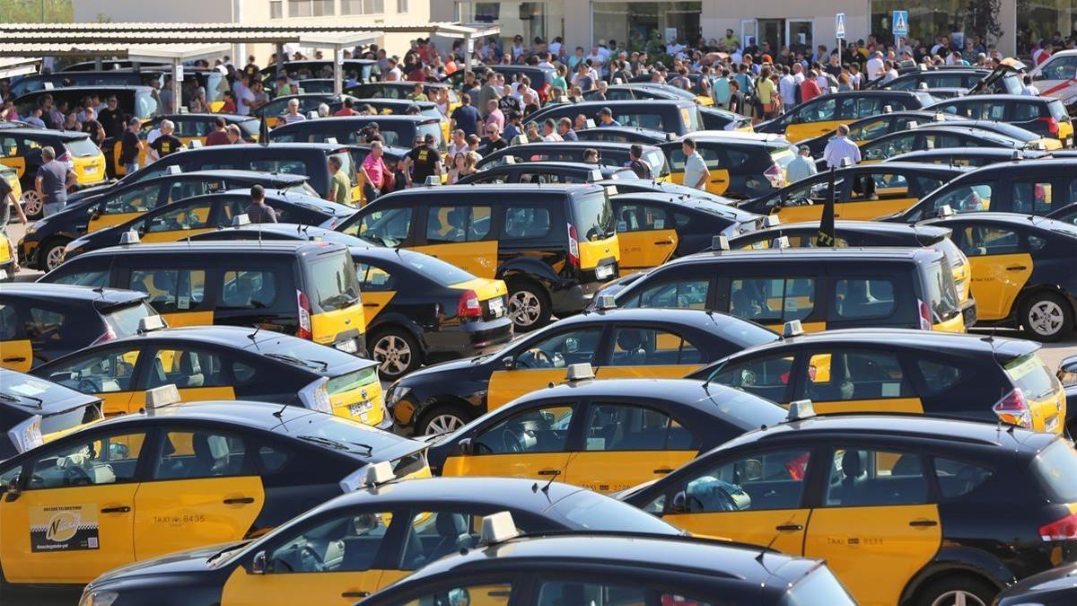 Taxis a punto de iniciar la marcha lenta desde el aeropuerto