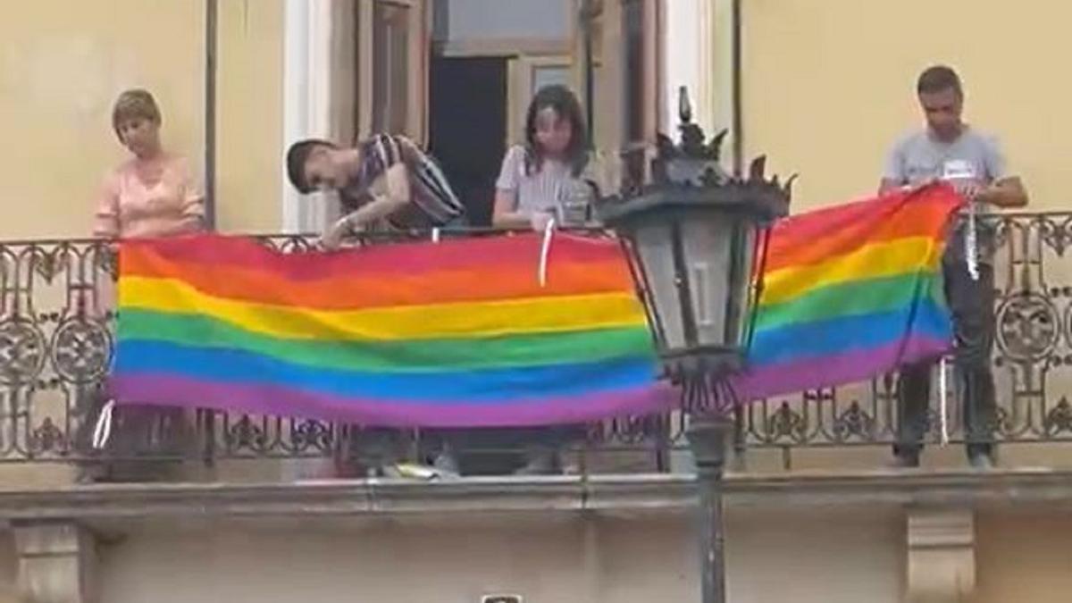 Las bandera LGTBI vuelve al Ayuntamiento de Albaida