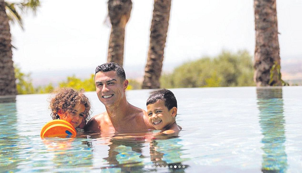 Cristiano Ronaldo y dos de sus hijos en la piscina.