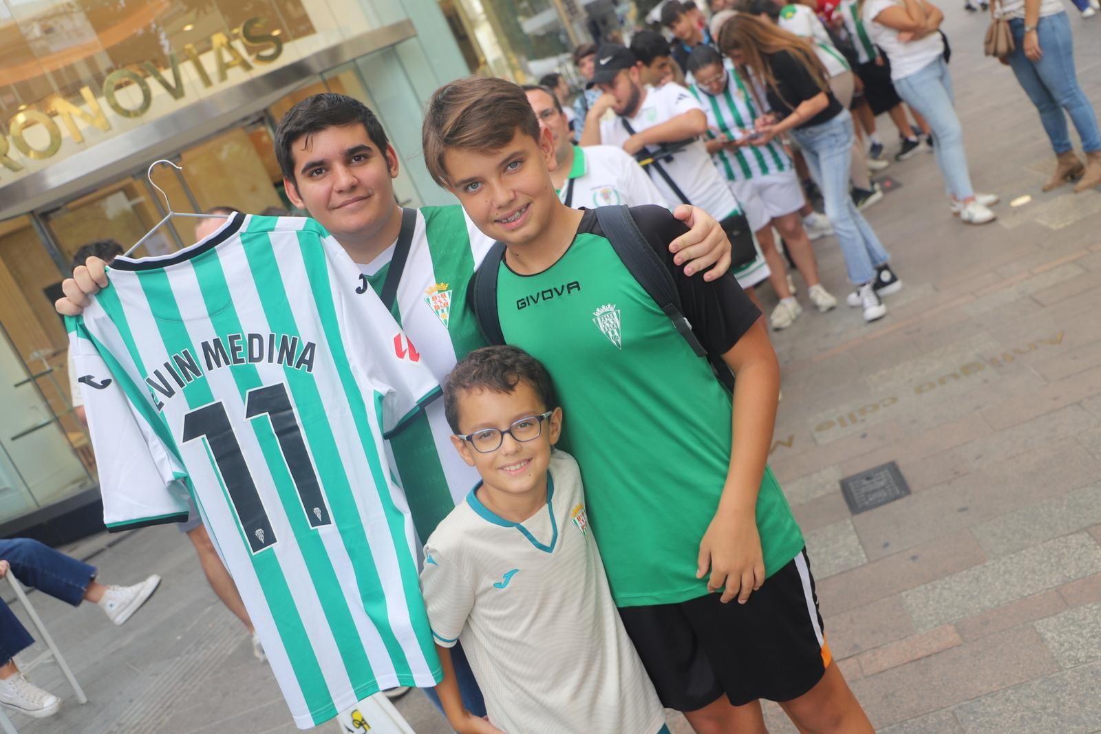 La firma de autógrafos de Isma Ruiz y Kevin Medina en la tienda de Movistar en imágenes
