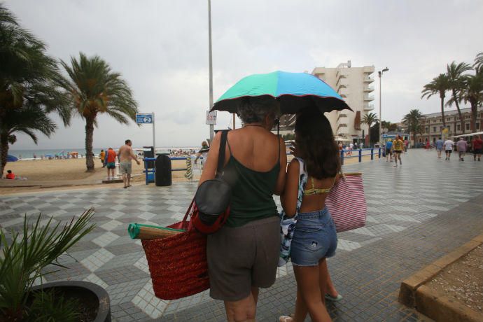 Lluvias en Alicante: a la playa con paraguas