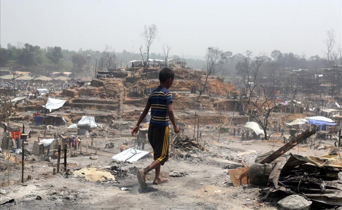 Almenys 15 morts i 400 desapareguts en l’incendi en un camp de refugiats rohingyas