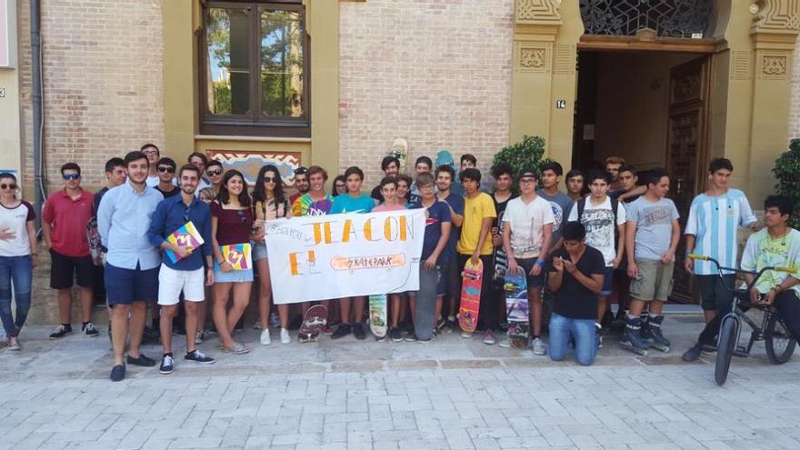 Miembros de JEA se han concentrado frente al ayuntamiento de Águilas.