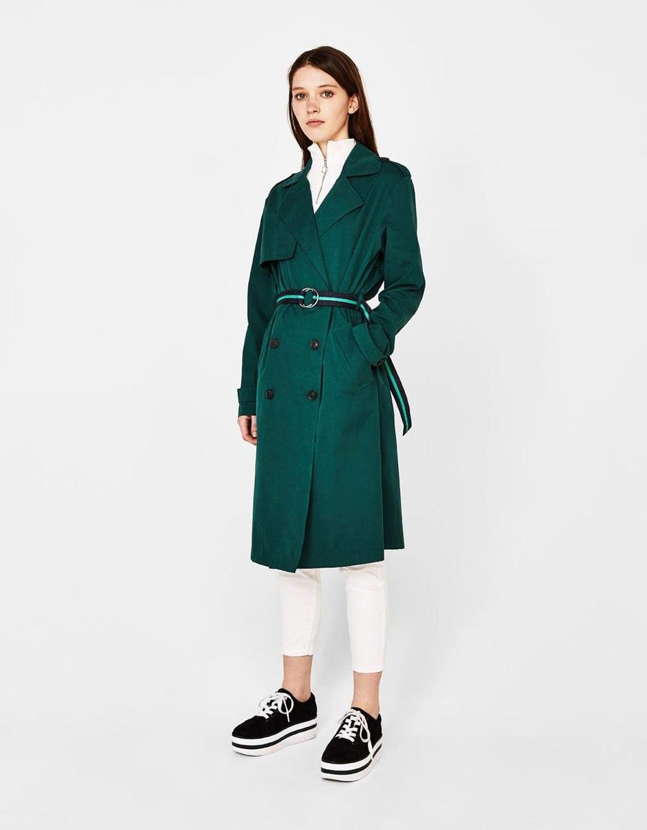 Trench verde de Bershka . Precio: 39.99 euros