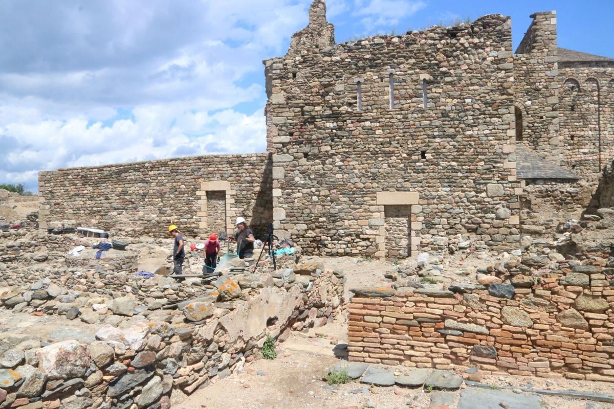El complex eclesiàstic de fons on s'han fet les excavacions