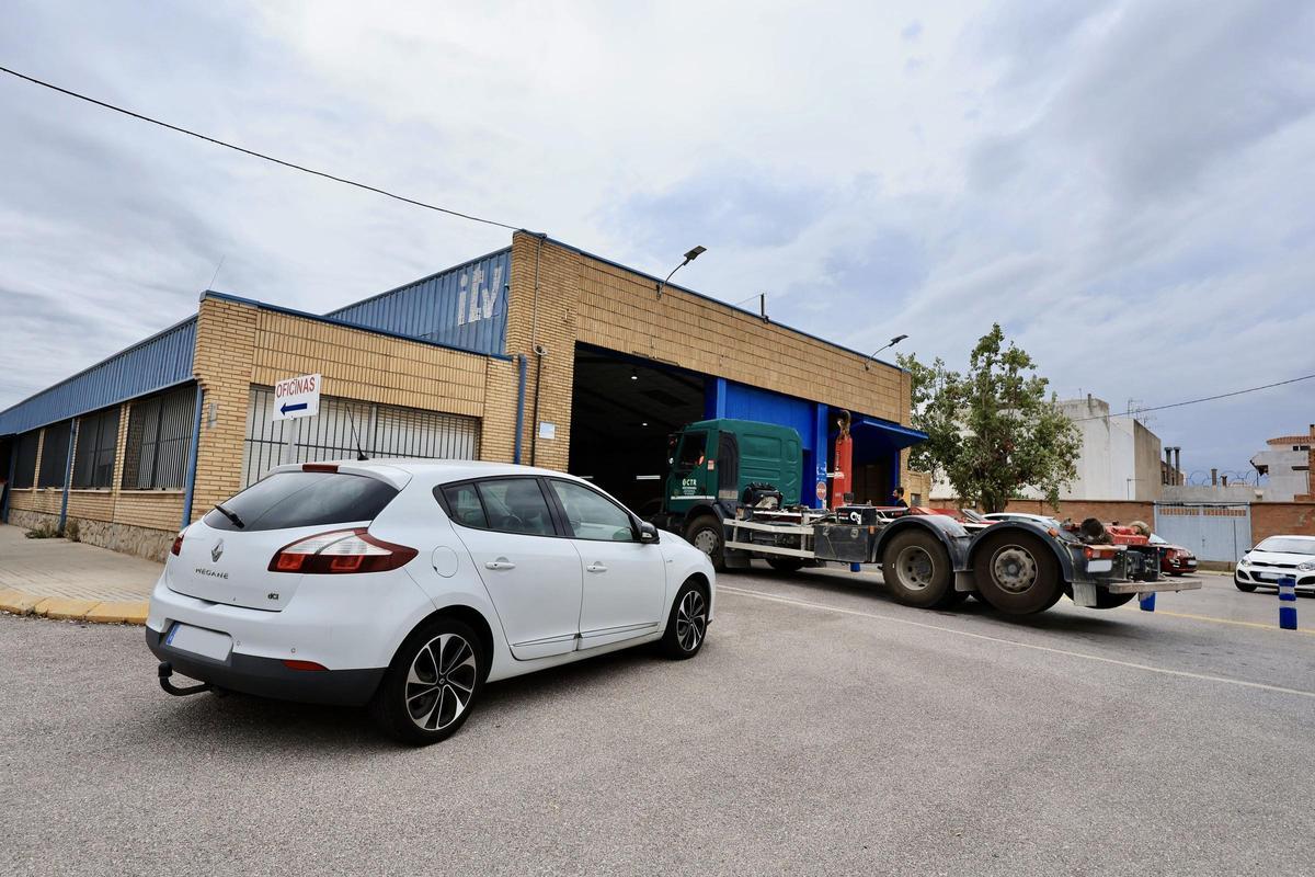 Vehículos esperan para superar la inspección técnica de vehículos (ITV) en la base de Castelló.