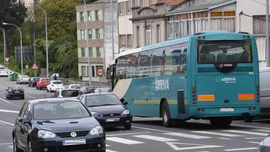 Un autobús de Arriva circula por la avenida de Finisterre de Arteixo.