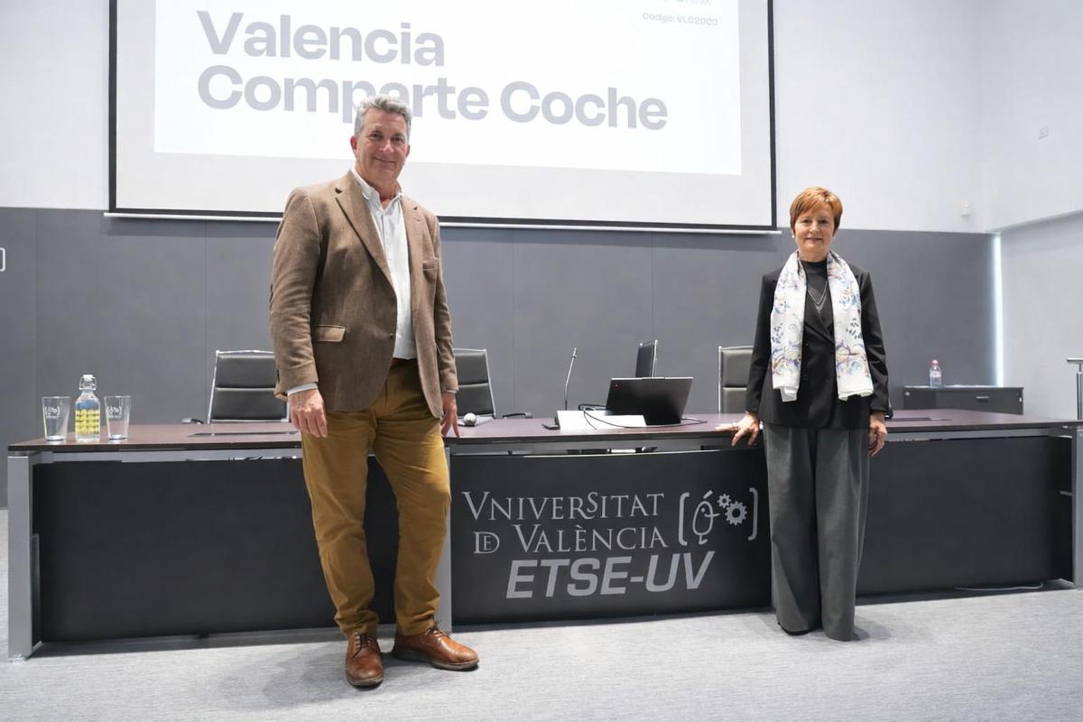 El vicepresidente tercero del Consell, Vicente Martínez Mus, con la rectora de la UV, Mavi Mestre, en la presentació de la iniciativa de coches compartidos