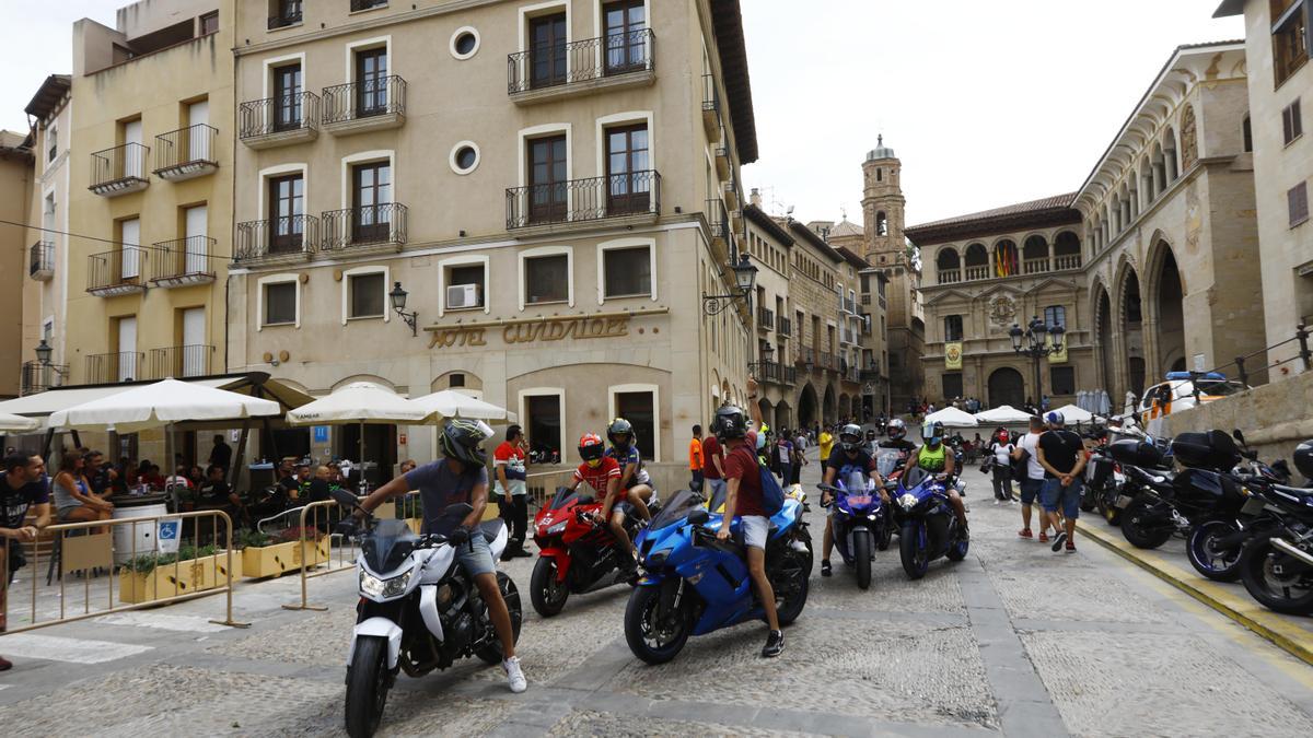 Ambiente motero en el centro de Alcañiz en el Gran Premio de 2021.