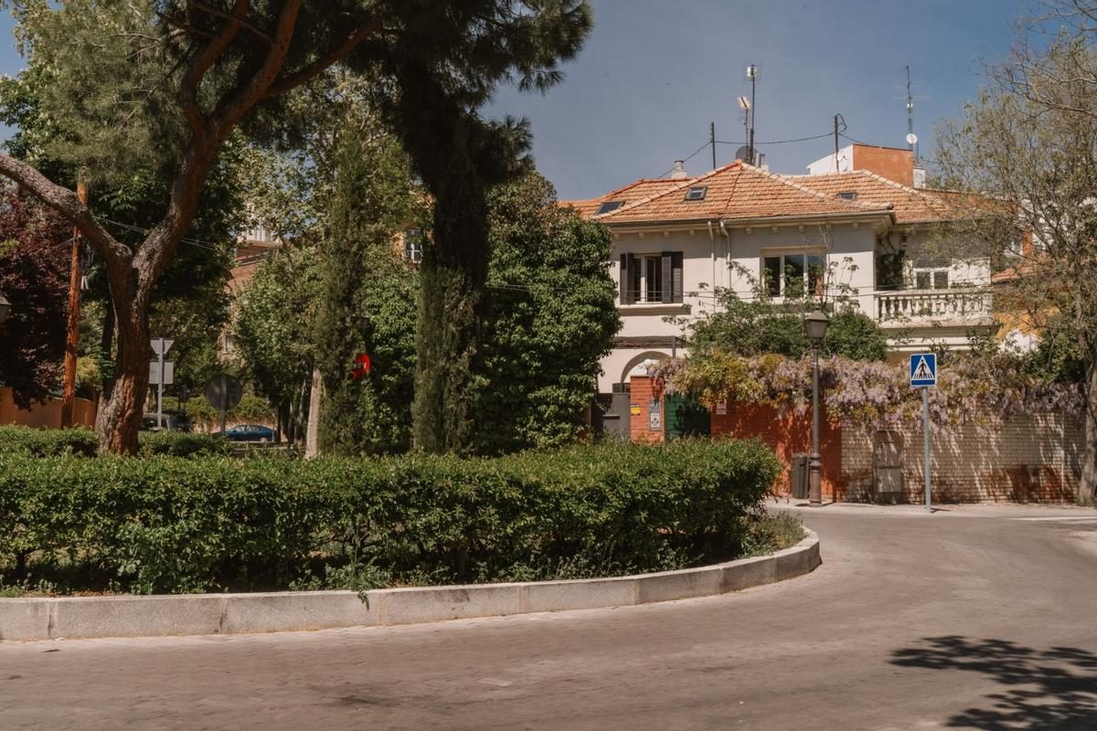 La rotonda de la plaza Jesús de Castillejo en torno a la que se articula la colonia.