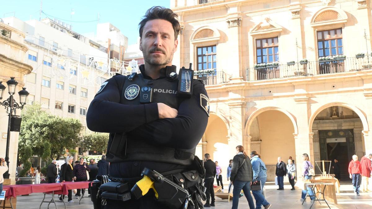 El agente Talamantes, en la plaza Mayor, tras recibir el alta médica por inhalación de humo tóxico y volver al servicio.