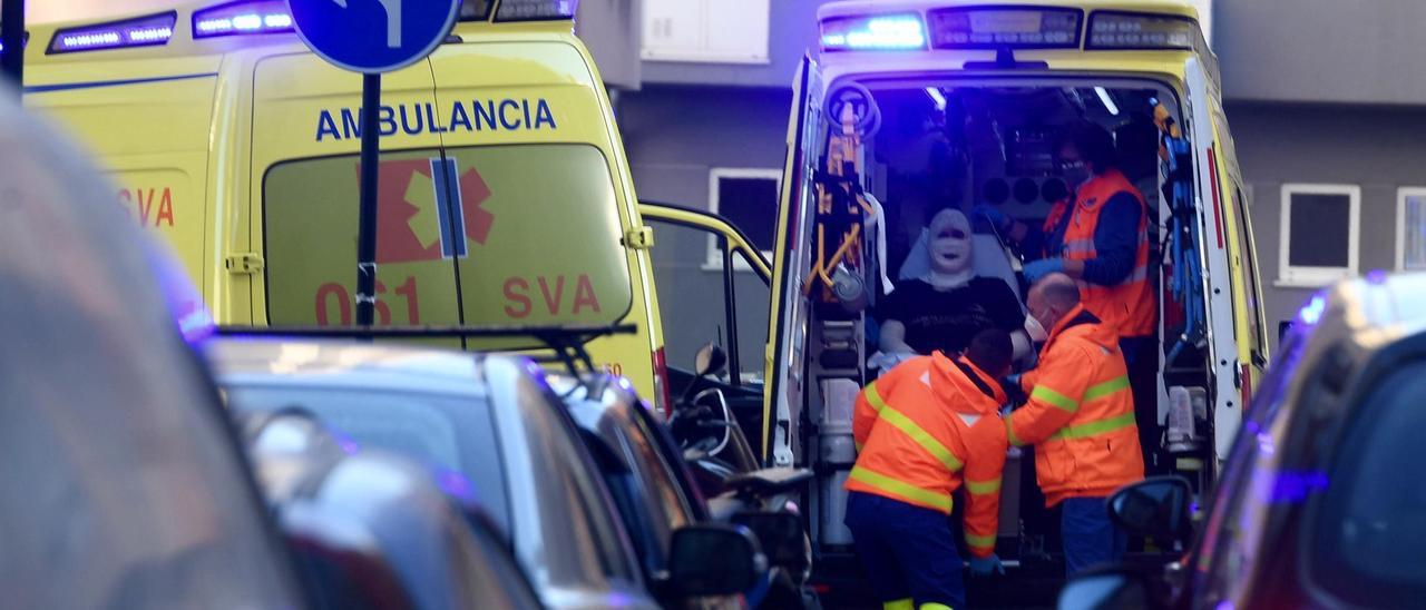 Un trabajador herido en un accidente laboral en A Coruña es transportado en ambulancia.