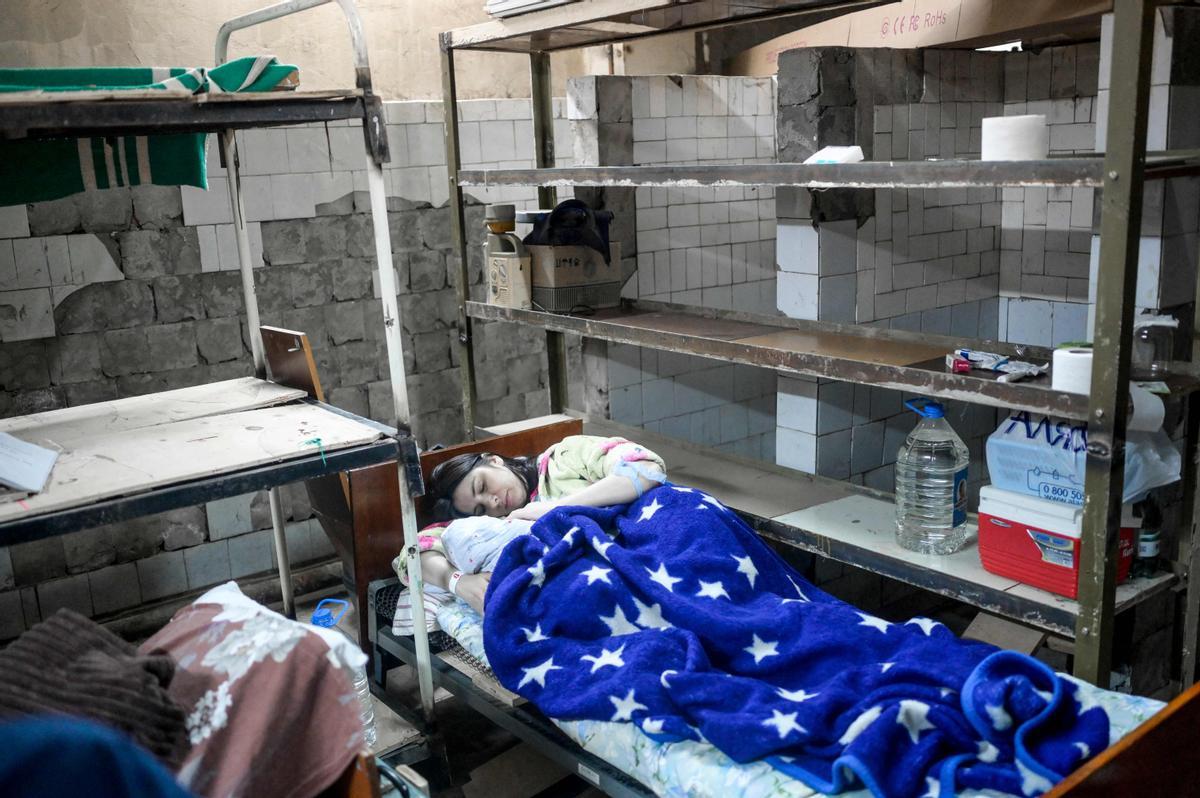 Una mujer que acaba de dar a luz a su hijo descansa en el sótano del hospital maternal de Mikolaiv.