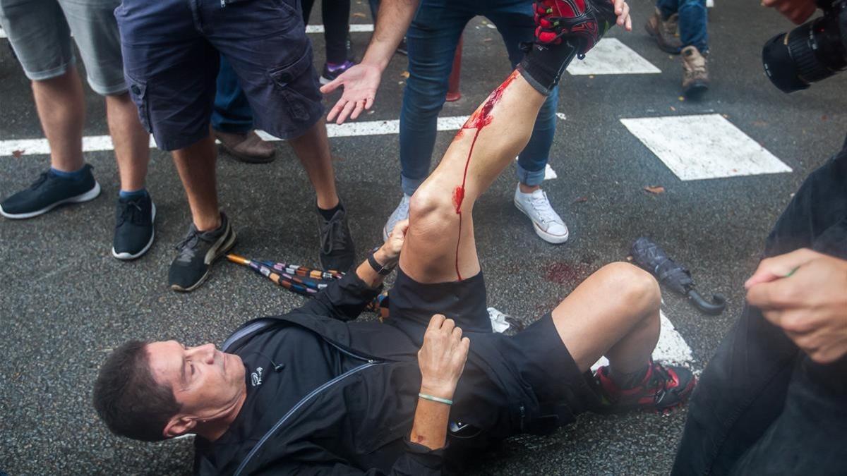 Un herido por pelota de goma tras los disparos efectuados por la Guardia Civil en el colegio Ramon Llull.