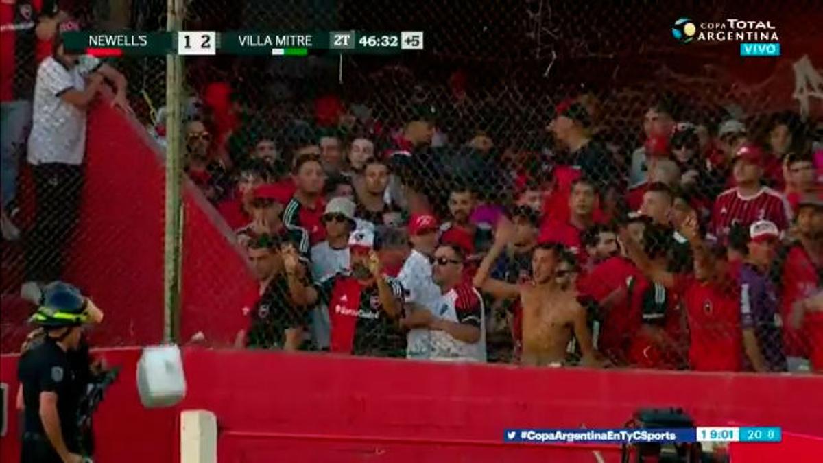 Los aficionados del Newells atacaron a la policia ¡con un inodoro!