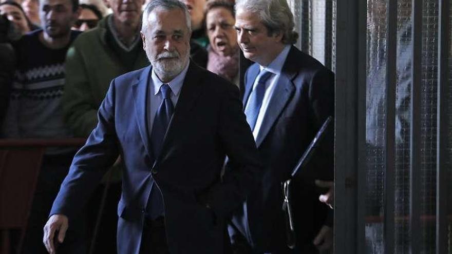 Griñán, camino del tribunal para comparecer. // Efe