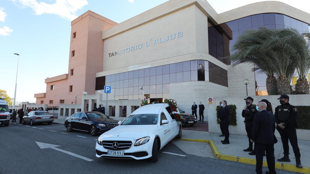 Vehículos fúnebres a la salida del tanatorio de L&#039;Aljub de Elche