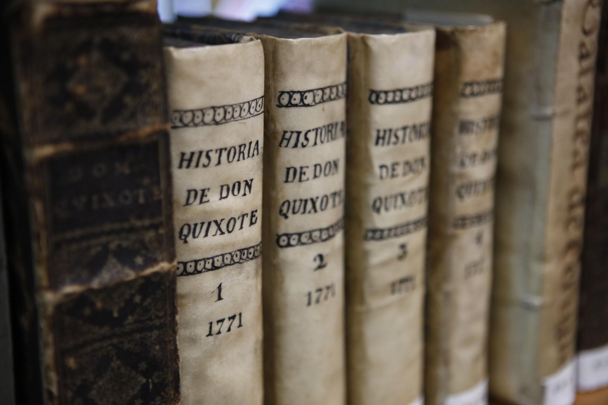 Ein ganzes Regal der Klosterblibliothek sammelt verschiedene historische Ausgaben von Don Quixote.