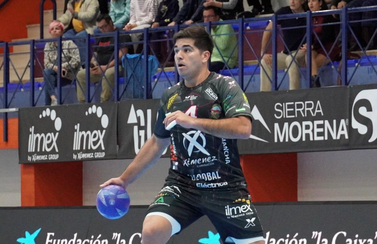 Simonet busca un pase.
