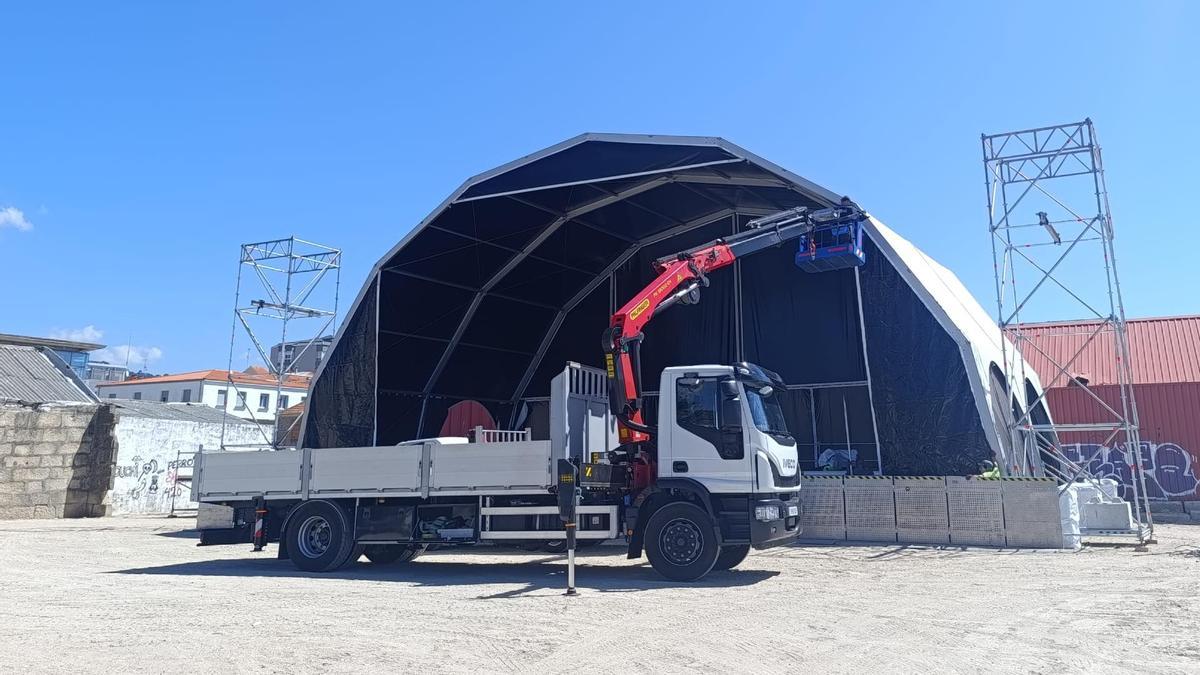 El montaje del escenario Estrella Galicia del Satur-Day Fest en la explanada de Ojea, en Cangas.