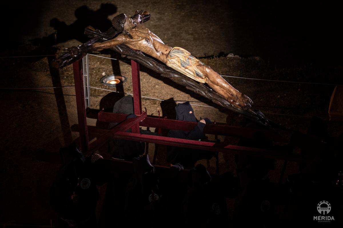 Fotogalería | Mérida se estremece con un multitudinario Vía Crucis en el Anfiteatro Romano