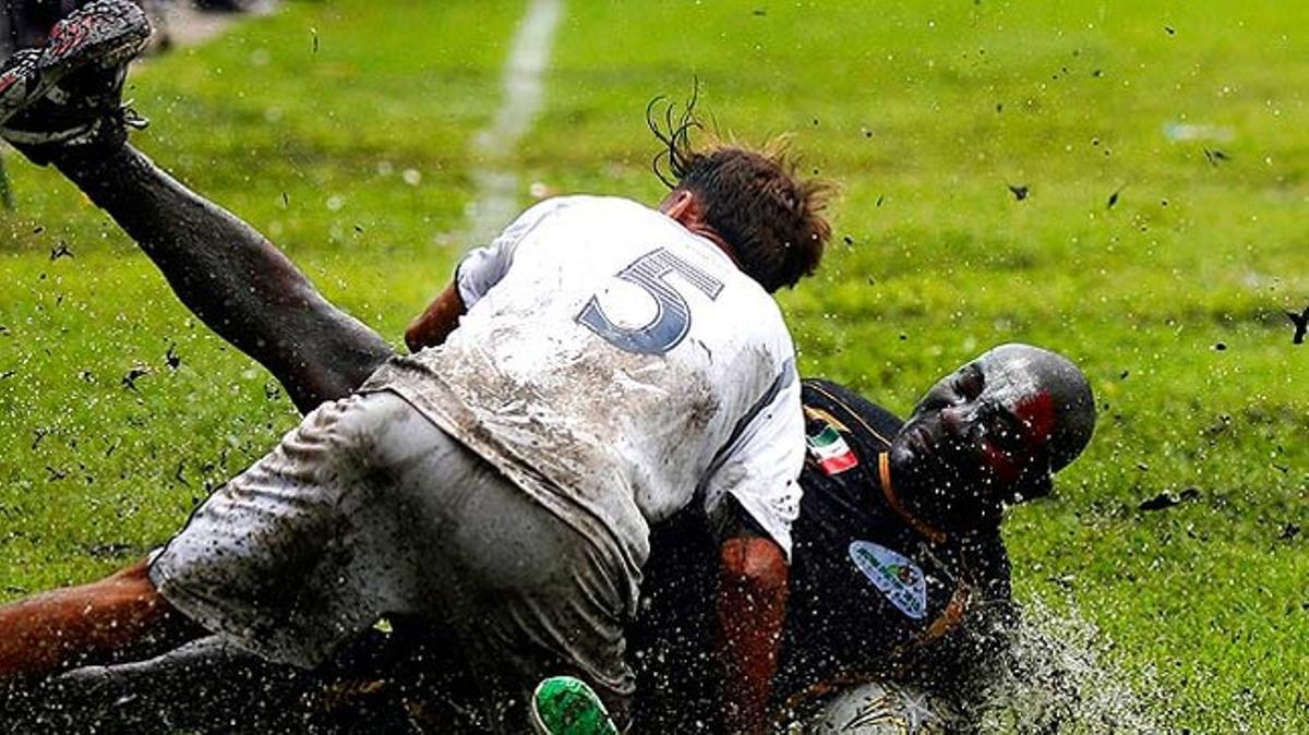 Dos reclusos amb la samarreta de Mèxic i Sud-àfrica disputen la pilota durant la Copa Mundial de Futbol Rere les Reixes, que se celebra a la Presó Central de Tailàndia.