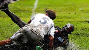 Dos reclusos amb la samarreta de Mèxic i Sud-àfrica disputen la pilota durant la Copa Mundial de Futbol Rere les Reixes, que se celebra a la Presó Central de Tailàndia.