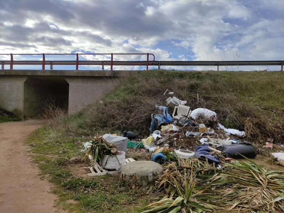 El confinament perimetral redescobreix l'incivisme en els camins