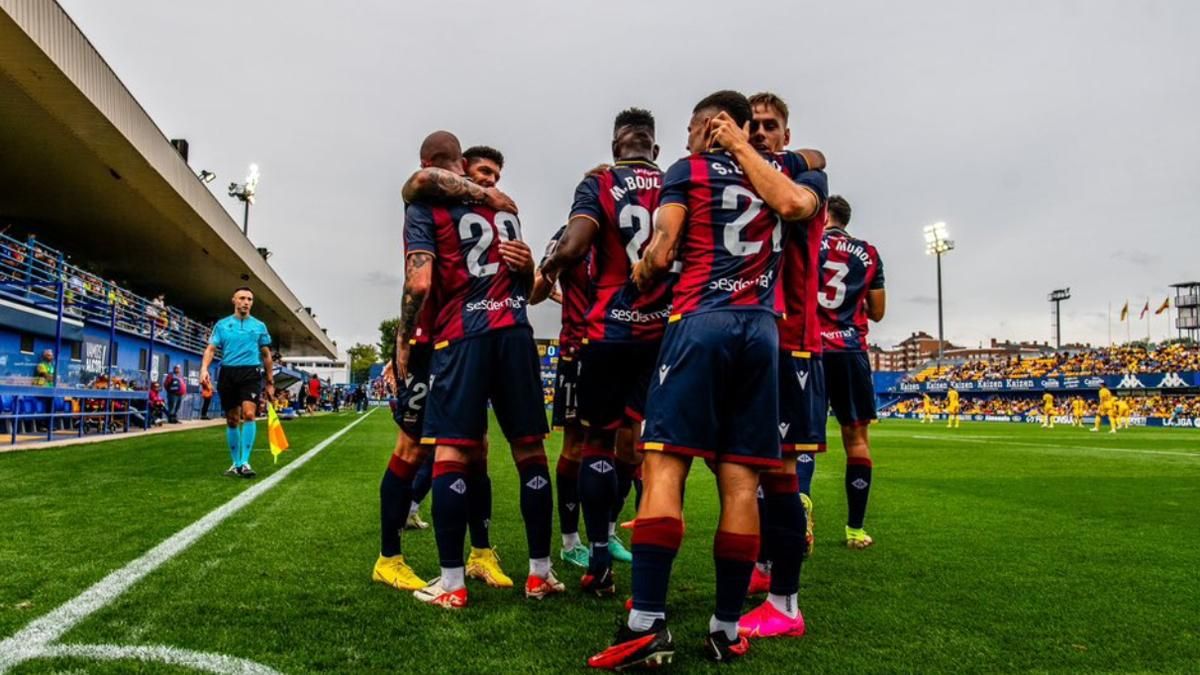 Los jugadores del Levante celebran un gol en Santo Domingo