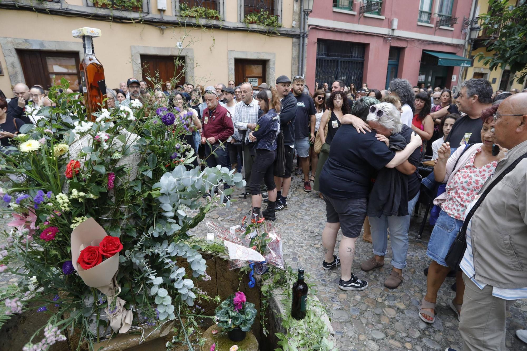 Así fue la despedida y el homenaje de amigos y clientes del Cafetón en Avilés a sus dueños, muertos en León