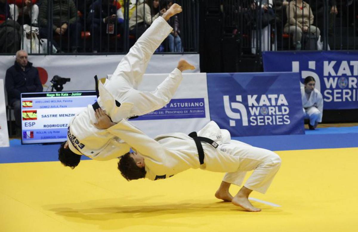 Dos judokas durante la Kata World Series, ayer en Gijón. | ÁNGEL GONZÁLEZ
