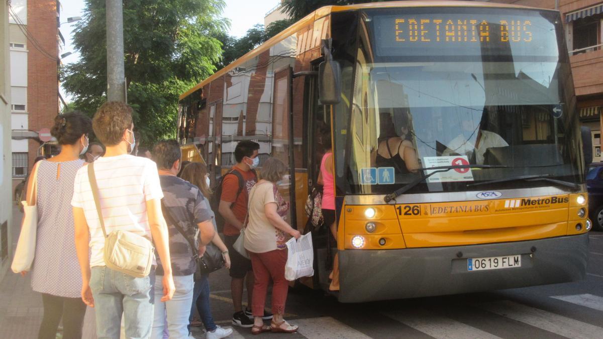 Usuarios del metro tomando el bus