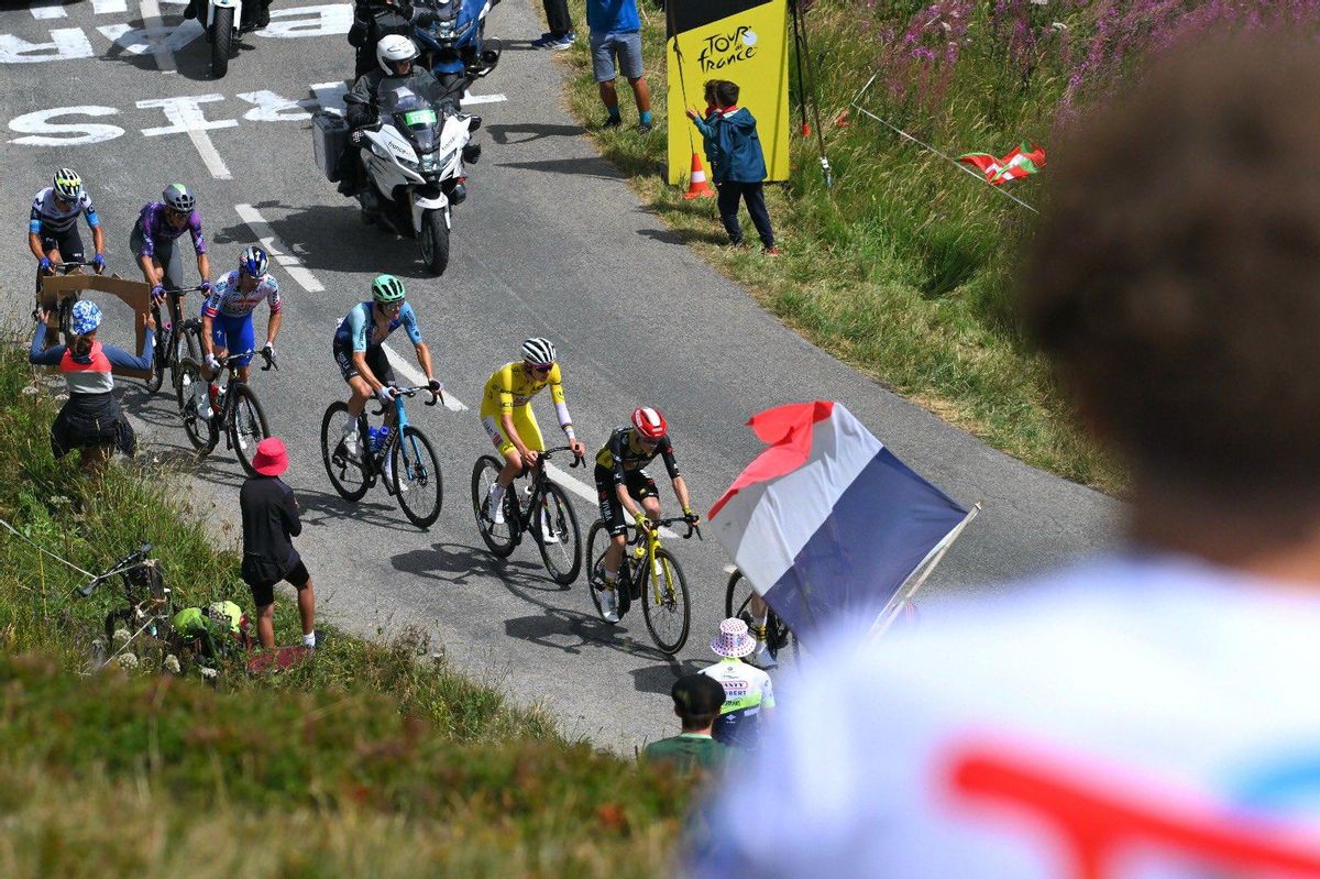 Pogacar, de amarillo, controla a Vingegaard durante la ascensión a La Madeleine.