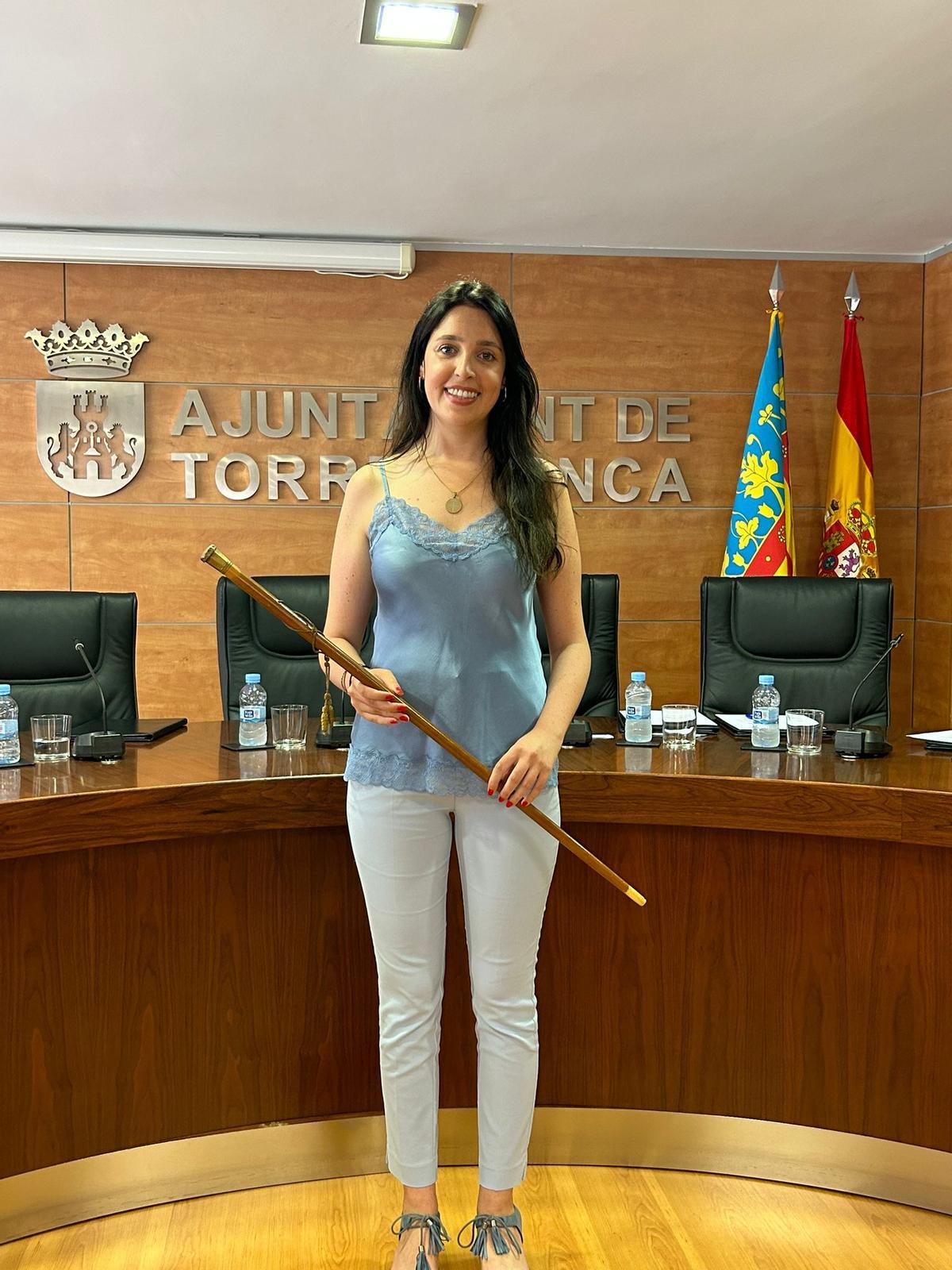 Tania Agut (PP), con la vara de mando.