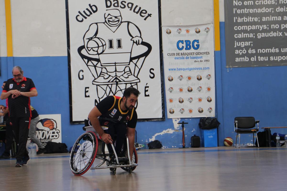 Partido de baloncesto en silla de ruedas en el pabellón del Genovés.