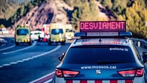 Un coche de los Mossos dEsquadra y ambulancias del SEM en un accidente de tráfico