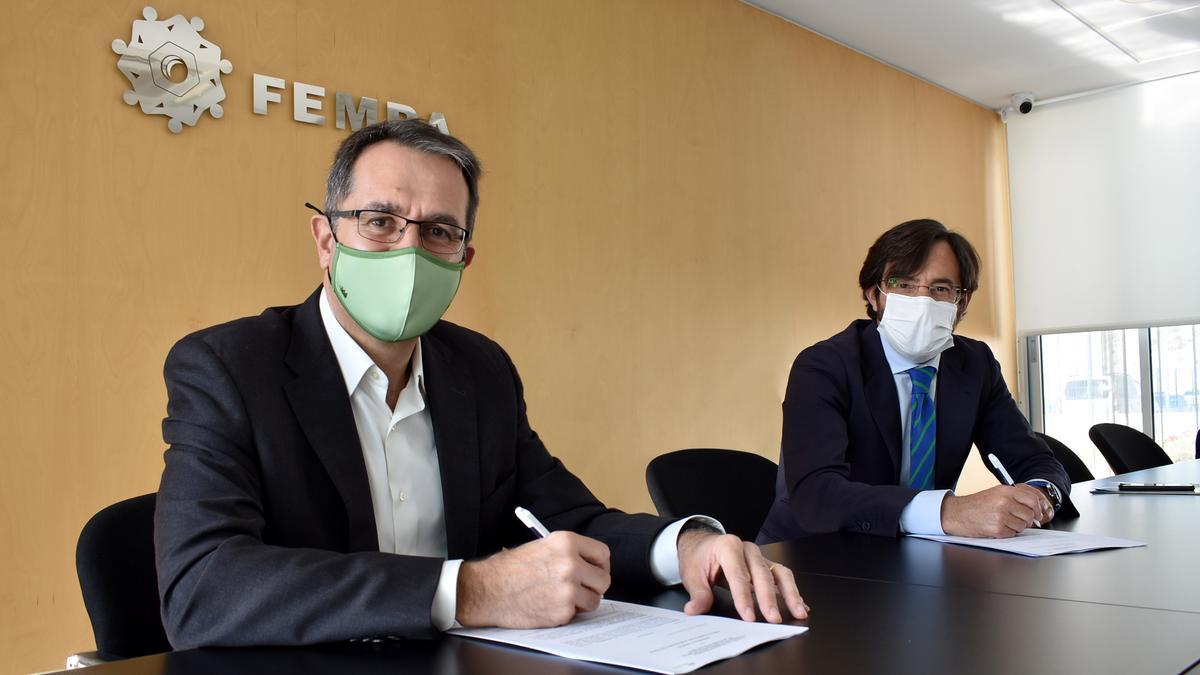 Joaquín Loaces y Luis Rodríguez durante la firma del acuerdo.