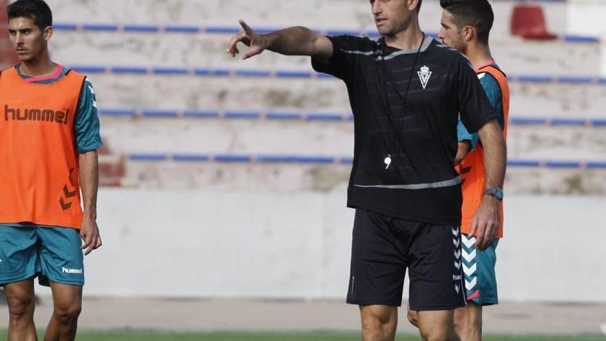 José Manuel Aira da instrucciones a sus jugadores en un entrenamiento.